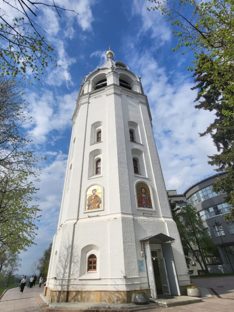 "сердце" Нижнего - Кремль. Место основания города в XIII веке, именно здесь в XIV веке была столица независимого Нижегородско-Суздальского великого княжества. Именно отсюда выступали ополченцы 1612 года во главе с Мининым и Пожарским. Кремль сам по себе - уникальное фортификационное сооружение XVI века, так же на его территории находится Собор Михаила Архангела 1631 года постройки - самый старый из храмов, сохранившийся на территории города. Кроме того здесь представлена застройка XVIII-XX веков и именно здесь можно увидеть как менялась архитектура города вместе с историей страны.