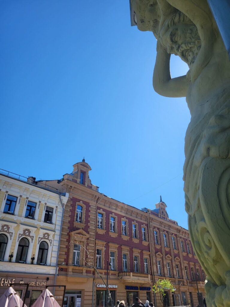 Большая Покровская. Атлант.